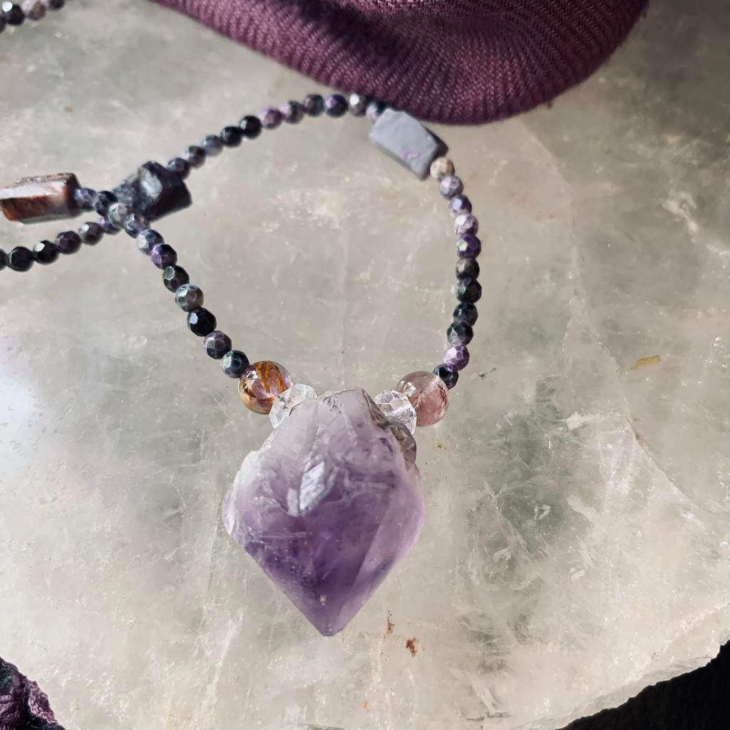 Sugiliet cacoxeniet hanger beschermt hoge trilling zeldzaam, Paars, Nieuw, Ophalen of Verzenden, Steen of Mineraal