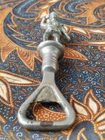 Zeldzame oude flesopener uit Engeland met een soldaat 12 cm., Ophalen of Verzenden