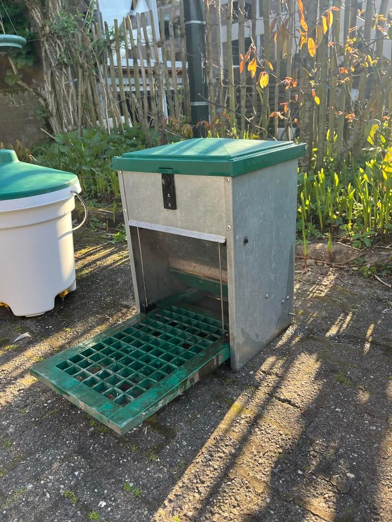 Feed-o-matic trapbak 5 kilo, Dieren en Toebehoren, Pluimvee | Toebehoren, Ophalen, Gebruikt, Drinken en Voederen