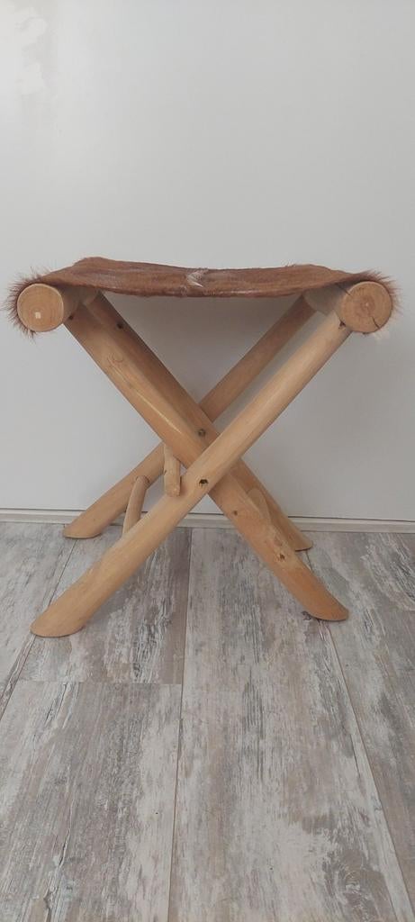 Opklapbaar krukje met geitenhuid, Ophalen, Zo goed als nieuw, Hout