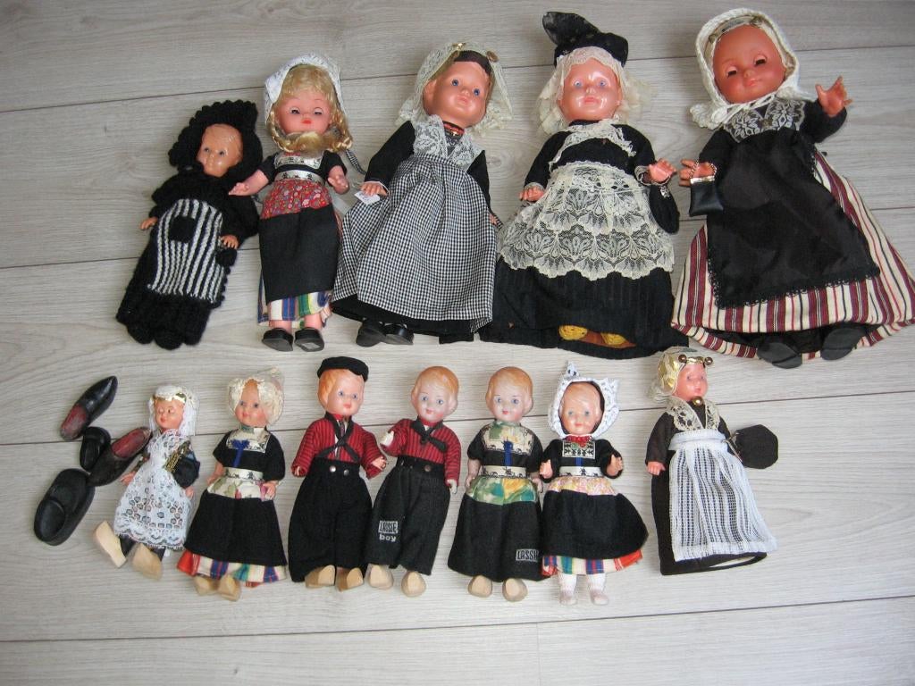 11 kledendracht poppen 17 - 40 cm zie foto., Verzamelen, Poppen, Ophalen of Verzenden, Zo goed als nieuw, Pop