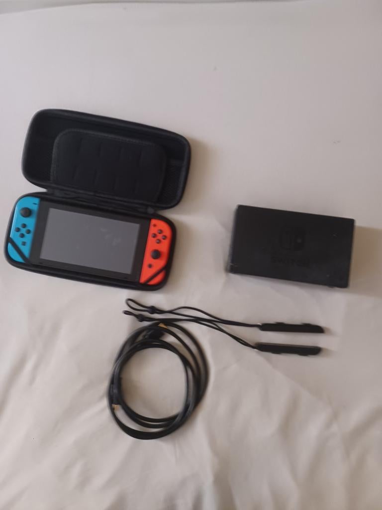 Nintendo switch v1 (lees beschrijving), Spelcomputers en Games, Spelcomputers | Nintendo Switch, Switch Original, Met 2 controllers