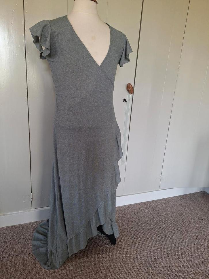 Jurk grijs/groen met zilverdraad maat m, Kleding | Dames, Jurken, Zo goed als nieuw, Maat 38/40 (M), Groen, Onder de knie, Ophalen of Verzenden