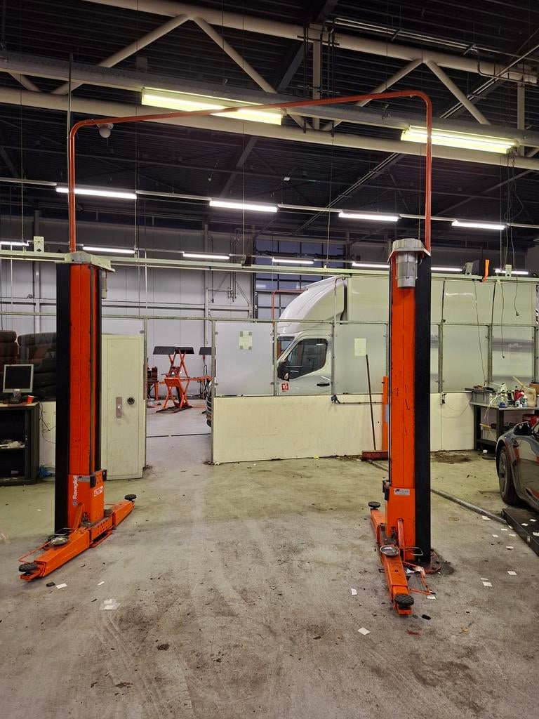 Hefbrug 2 koloms Ravaglioli 4200 kg vloervrij, Auto diversen, Autogereedschap, Ophalen