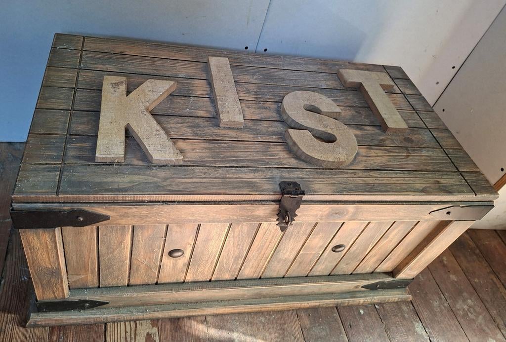 Decoratieve houten kist met 'KIST' letters, Ophalen, Minder dan 50 cm, Gebruikt, 50 tot 100 cm