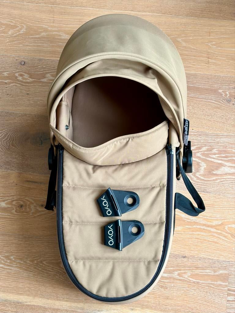 Stokke YOYO bassinet / reiswieg (toffee) + adapters, Kinderen en Baby's, Babywiegjes en Ledikanten, Ophalen, Zo goed als nieuw