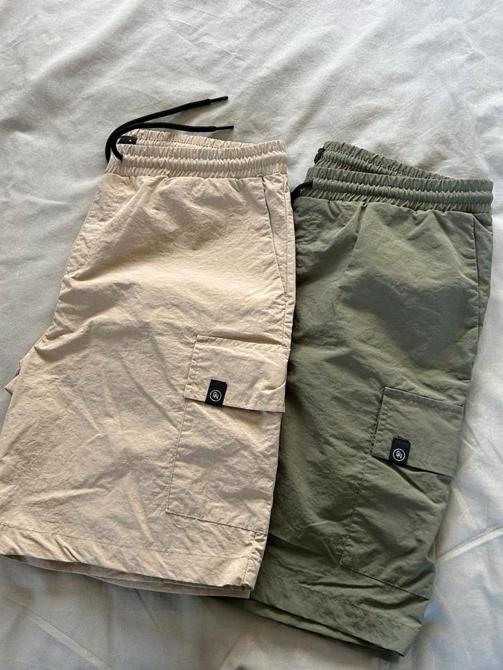 DISTRIKT Cargo Shorts - Set van 2 (Beige & Groen), Kleding | Heren, Broeken en Pantalons, Zo goed als nieuw, Maat 48/50 (M), Beige