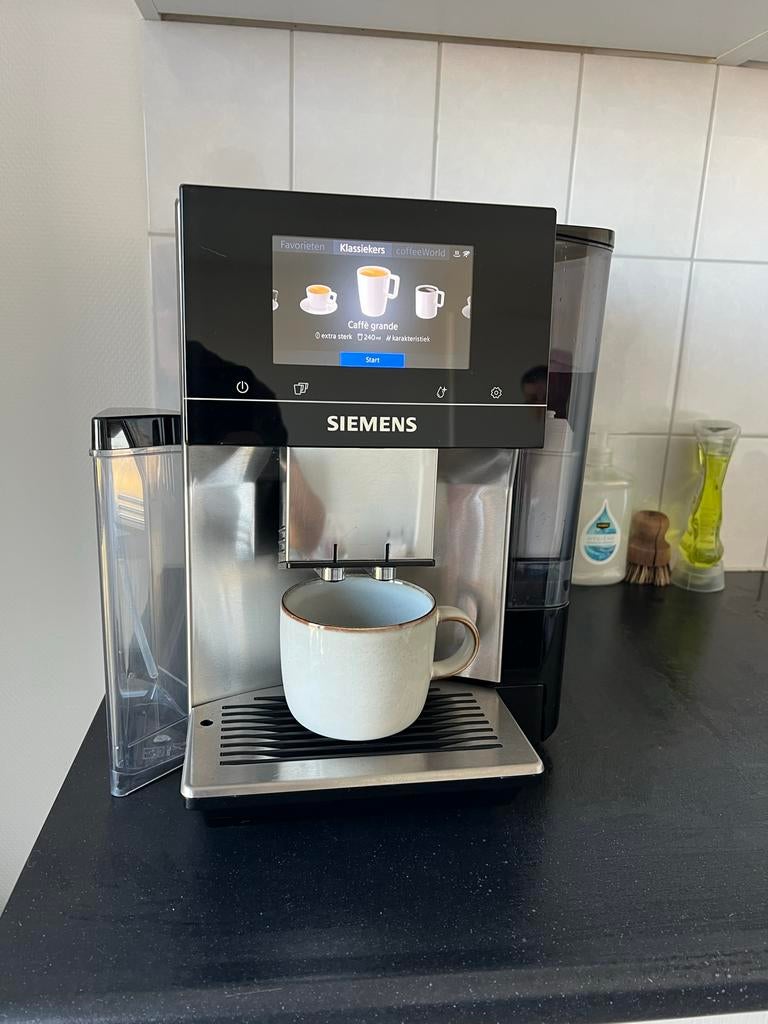 Siemens EQ.700 Volautomatische Espressomachine kopjeswarmer, Witgoed en Apparatuur, Koffiezetapparaten, Ophalen, Afneembaar waterreservoir