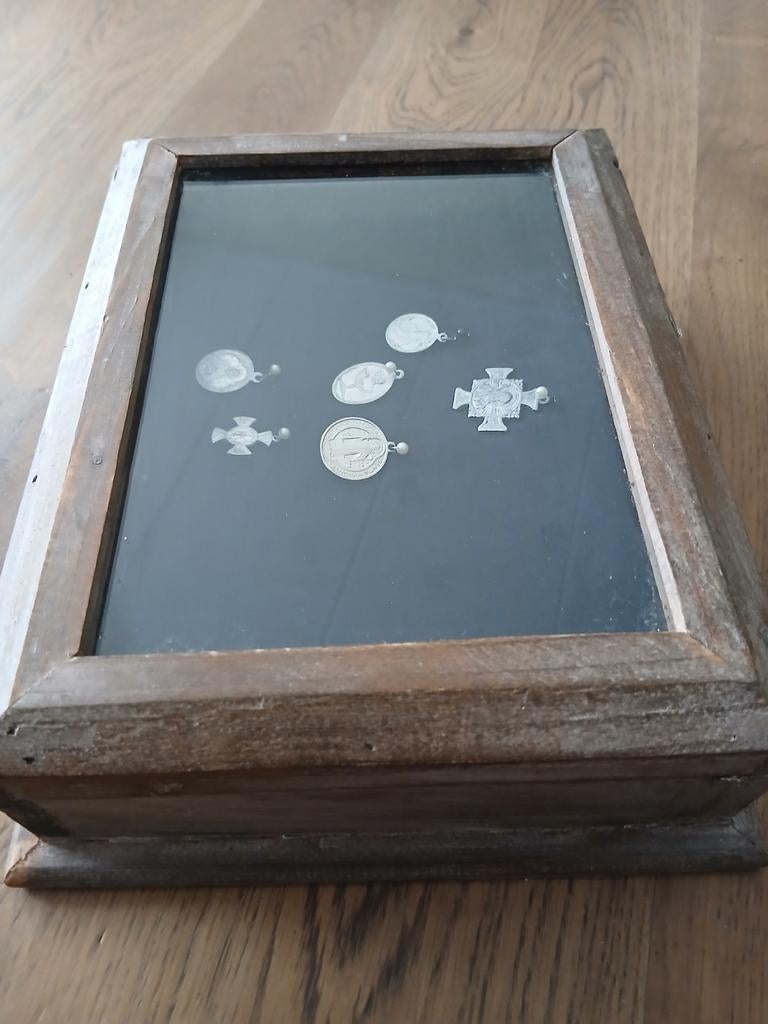 Vitrine kistje  Heiligen medailje, Antiek en Kunst, Antiek | Religie, Ophalen of Verzenden