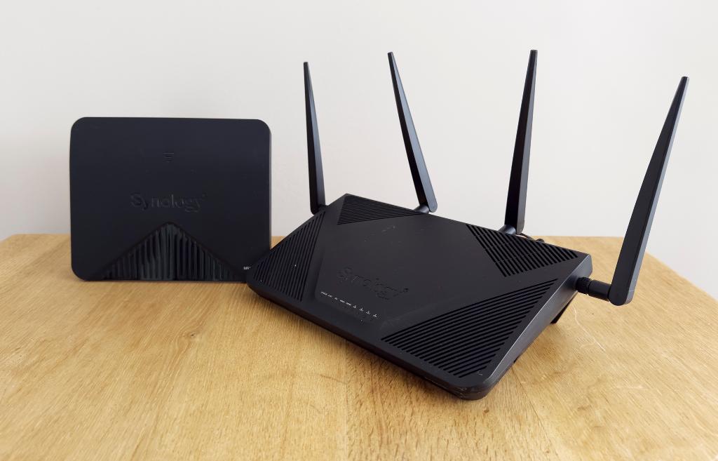 Synology RT2600ac plus MR200AC mesh router, Ophalen of Verzenden, Zo goed als nieuw, Router met modem, Synology