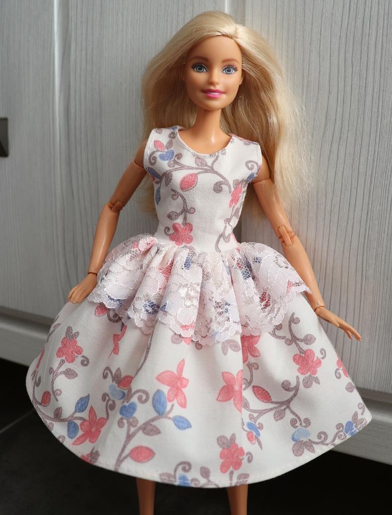 Barbie kleding nieuw - Half lange jurk wit met roze en kant, Ophalen of Verzenden, Nieuw, Barbie