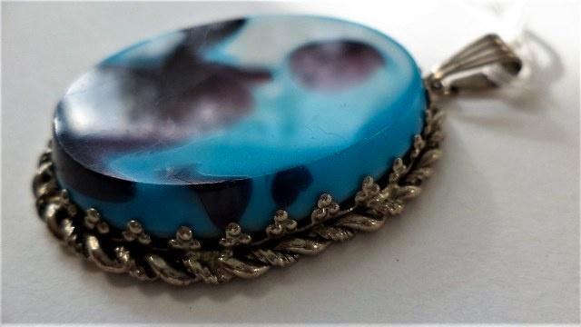 Mooie kunststof hanger blauw-paars-wit, metalen rand (7902), Sieraden, Tassen en Uiterlijk, Kettinghangers, Gebruikt, Overige materialen