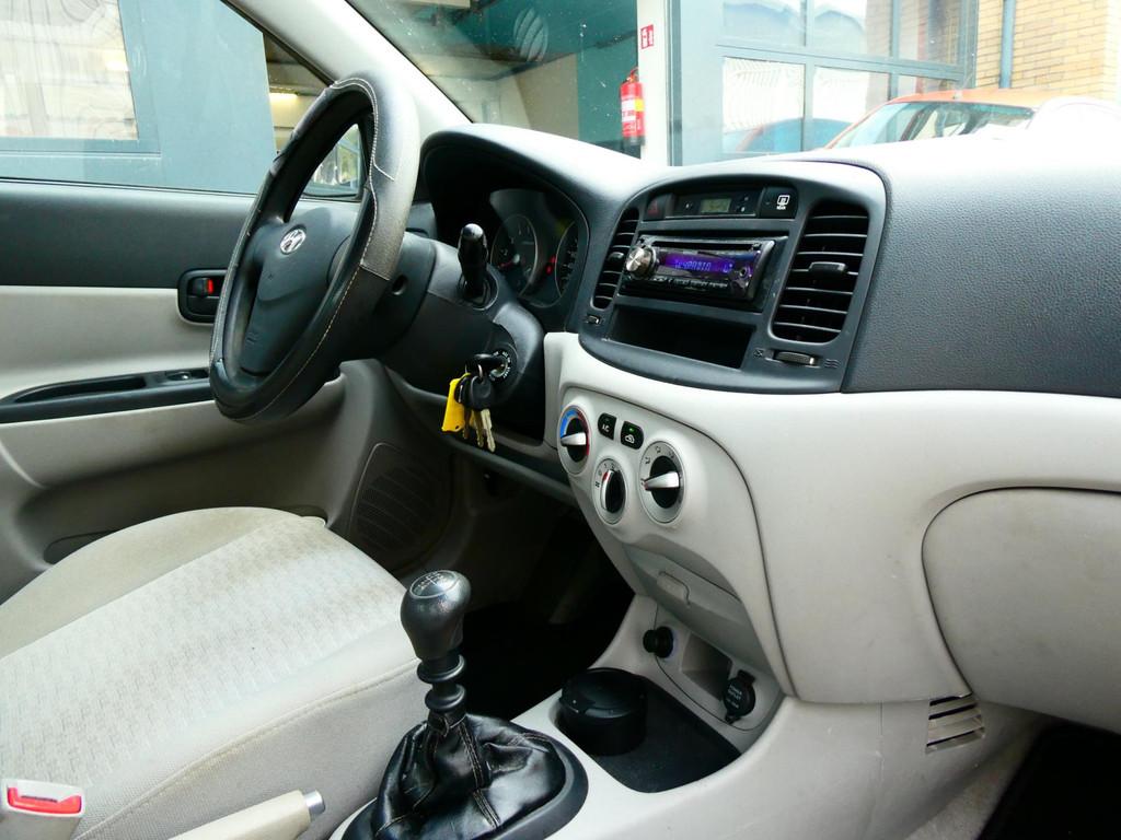 Hyundai Accent 1.4i Dynamic 97pk Sedan Airco Trekhaak 1100kg, Voorwielaandrijving, 4 cilinders, Origineel Nederlands, Handgeschakeld