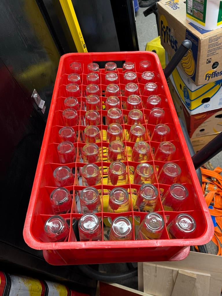 Glazen in rode krat brand bier glazen, Verzamelen, Ophalen, Gebruikt