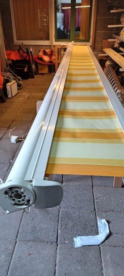 Wit gemoffeld cassettescherm 5,5 x 3 meter Somfy motor, Ophalen, 450 cm of meer, Elektrisch, Zo goed als nieuw