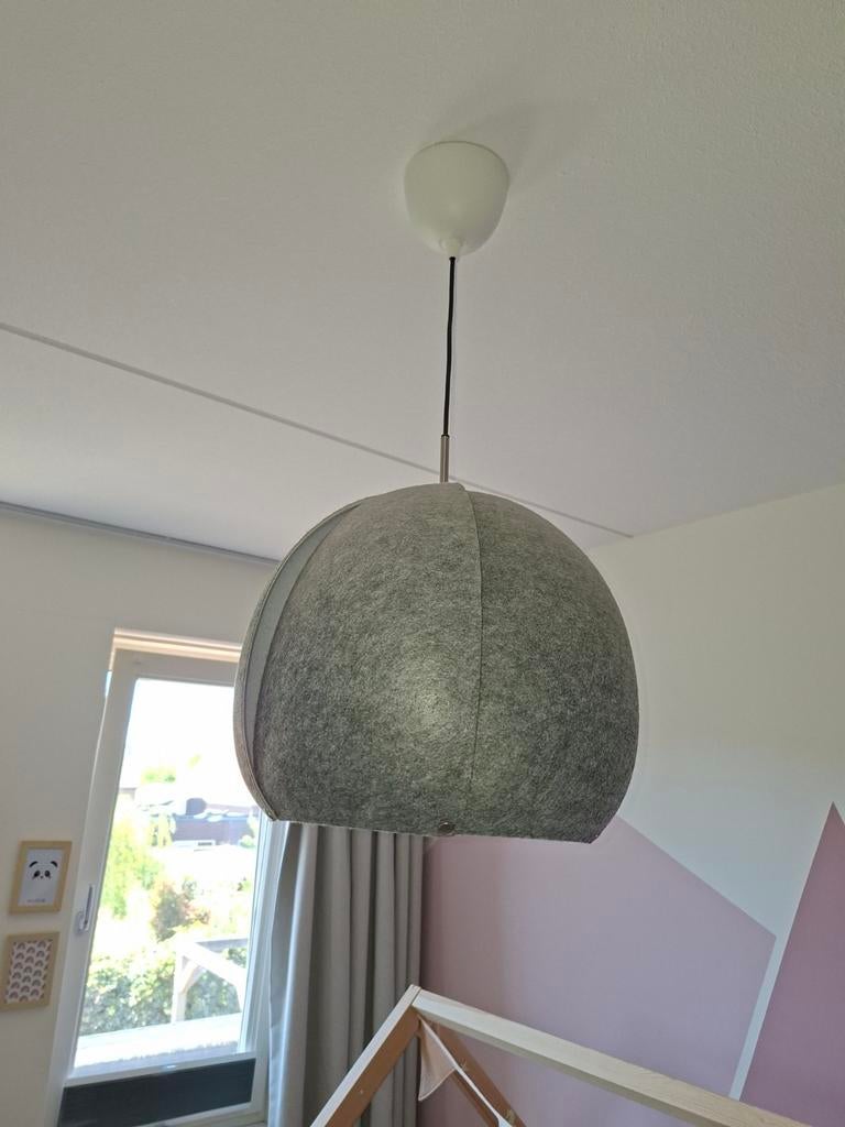 Grijze vilten hanglamp Ikea vintergata - Modern en sfeervol, Huis en Inrichting, Lampen | Hanglampen, Ophalen of Verzenden, Zo goed als nieuw