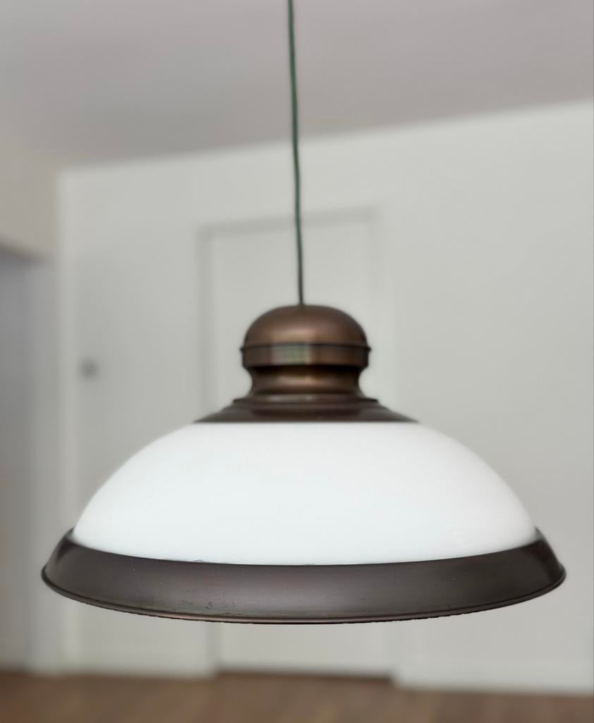 Klassieke bronzen hanglamp met opaalglas, Ophalen, Gebruikt, Glas, 50 tot 75 cm