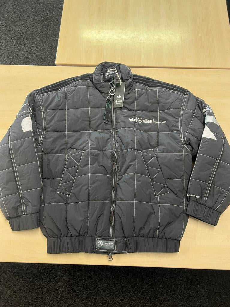 Adidas x Bad Bunny Mercedes-AMG Petronas jas, Ophalen of Verzenden, Nieuw, Maat 52/54 (L), Zwart