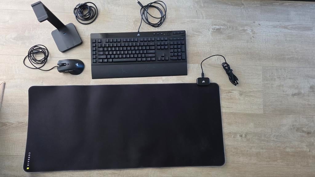 Corsair RGB toetsenbord, headset stand, muis, muismat, Ophalen, Zo goed als nieuw, Corsair