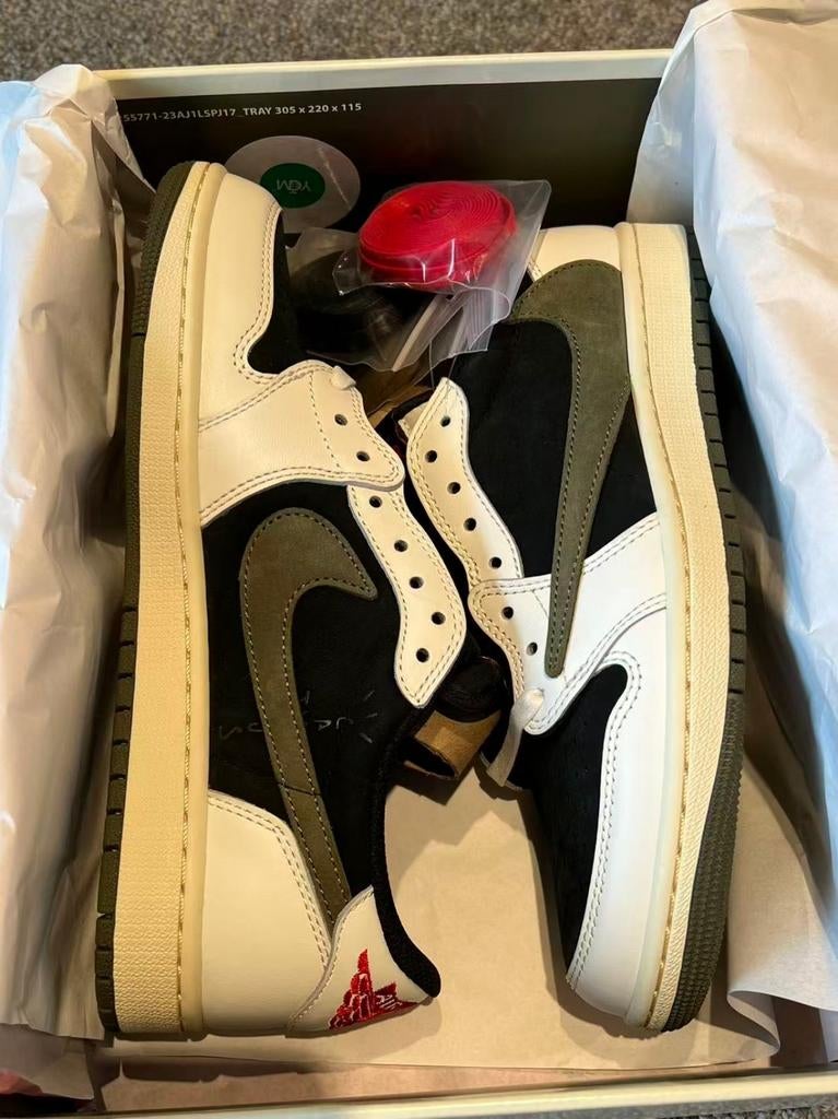 Travis Scott x Air Jordan 1 Low OG 'Olive' - Maat 42, Kleding | Heren, Schoenen, Ophalen of Verzenden, Nieuw, Overige kleuren