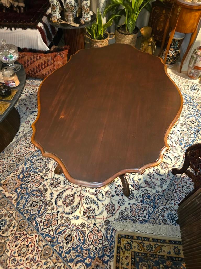 Antieke Salontafel met Sierlijk Houtsnijwerk, Antiek en Kunst, Ophalen of Verzenden