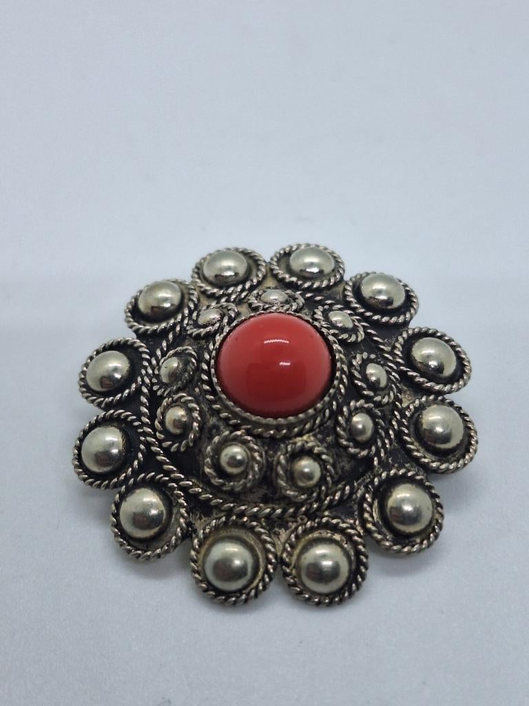 Antieke Zilveren Broche met Bloedkoraal - Zeeuwse Dracht, Ophalen of Verzenden, Zilver, Broche, Met edelsteen