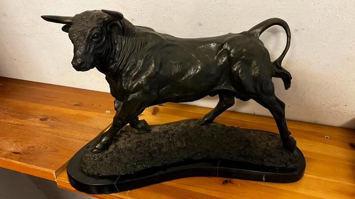 Bronzen beeld van een stier, Antiek en Kunst, Kunst | Beelden en Houtsnijwerken, Beeld, Brons, Zoogdier, 20 - 50 cm, Zwart, Op sokkel