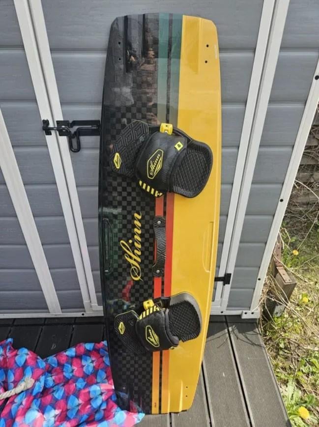 bord Shinn Bronq Carbon, Watersport en Boten, Kitesurfen, Twintip, Ophalen of Verzenden, Gebruikt, 4 m² of minder