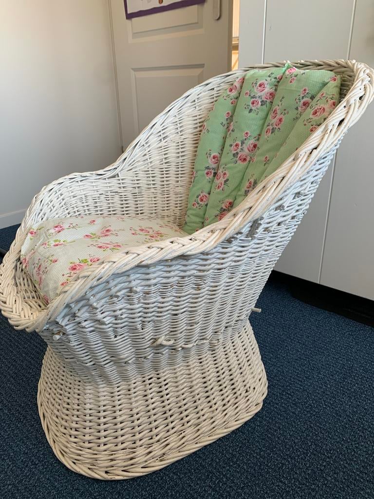 Witte rotan stoel met kussens, Huis en Inrichting, Stoelen, Ophalen, Gebruikt, Wit, Riet of Rotan