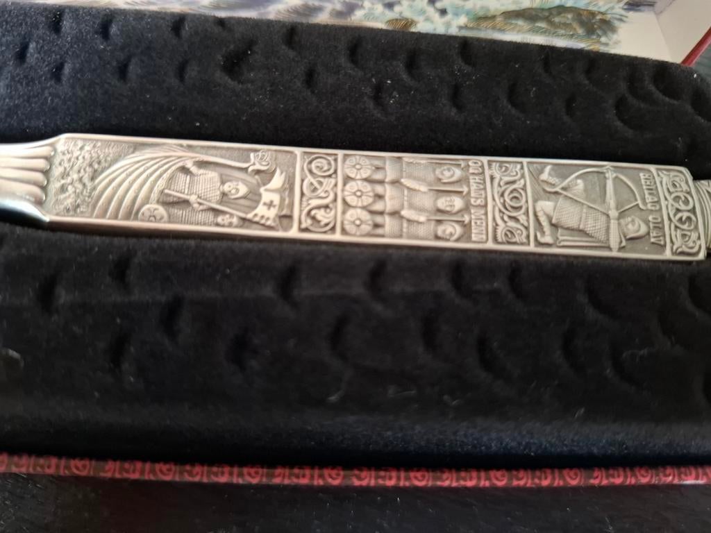 Konge-Tinn Noors Kaasmes - Viking Thema - In Geschenkdoos, Antiek en Kunst, Ophalen of Verzenden