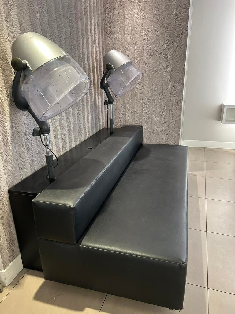 Bank van zwart skai, met droogkappen, Diensten en Vakmensen, Kappers en Thuiskappers