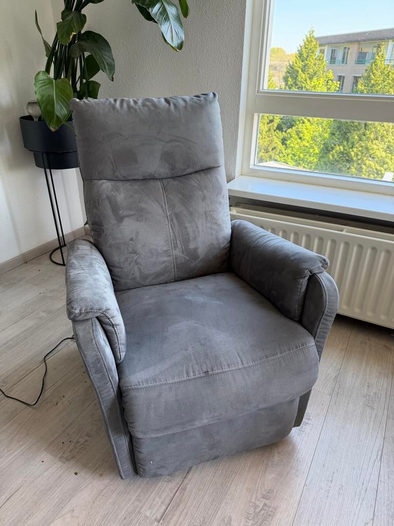 Grijze elektrische fauteuil, Ophalen, Overige materialen, 100 tot 125 cm, Zo goed als nieuw