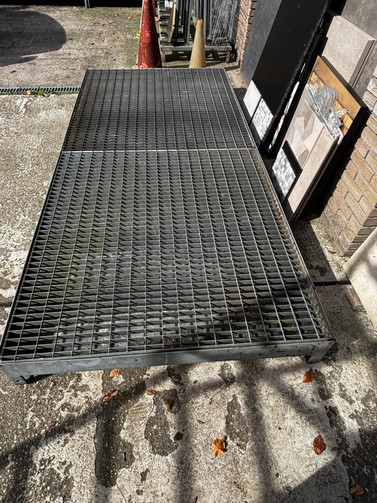 Gegalvaniseerd  opvangbak met roosters  135x270, Doe-het-zelf en Verbouw, Metalen, Ophalen of Verzenden, Zo goed als nieuw, IJzer