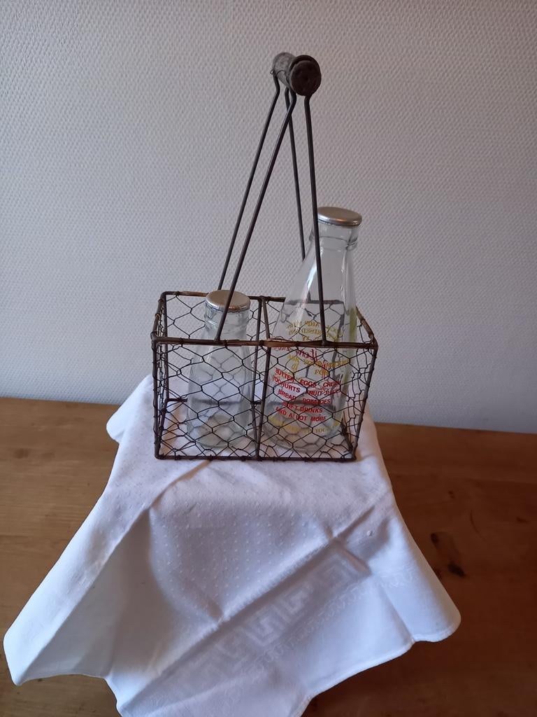 Draagrekje met 2 vintage melkflessen, Ophalen of Verzenden