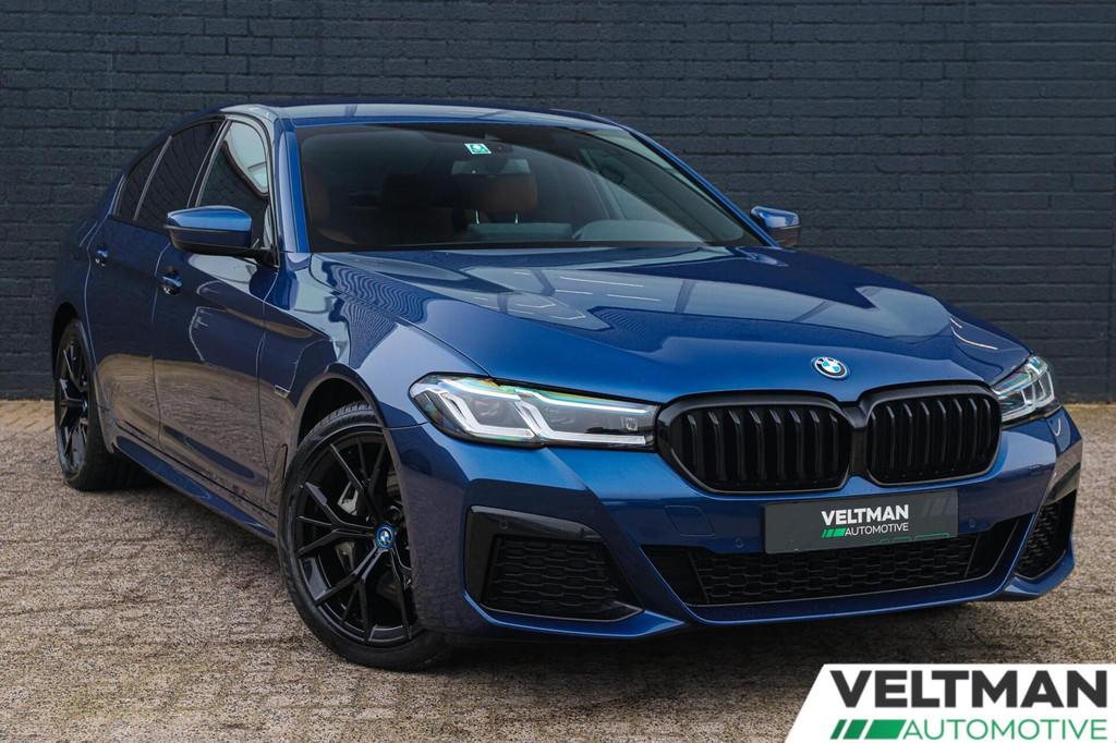 BMW 5-serie 545e xDrive M-SPORT LASER HARMAN KARDON CARPLAY, Auto's, BMW, Gebruikt, Euro 6, 2000 kg, Blauw