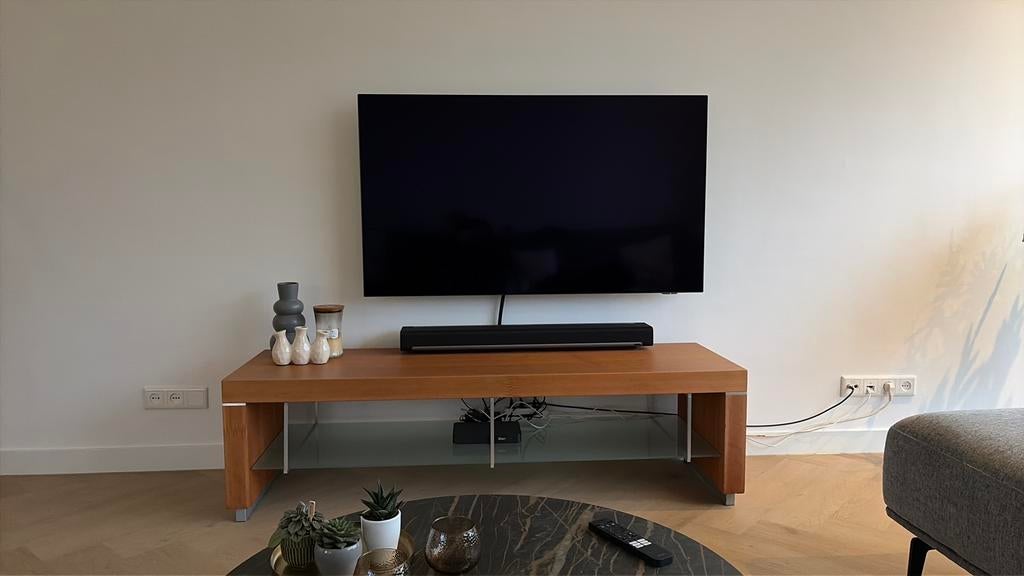 Gratis af te halen: Modern houten tv-meubel met glazen plank, Huis en Inrichting, Kasten | Televisiemeubels, Gebruikt, Minder dan 100 cm