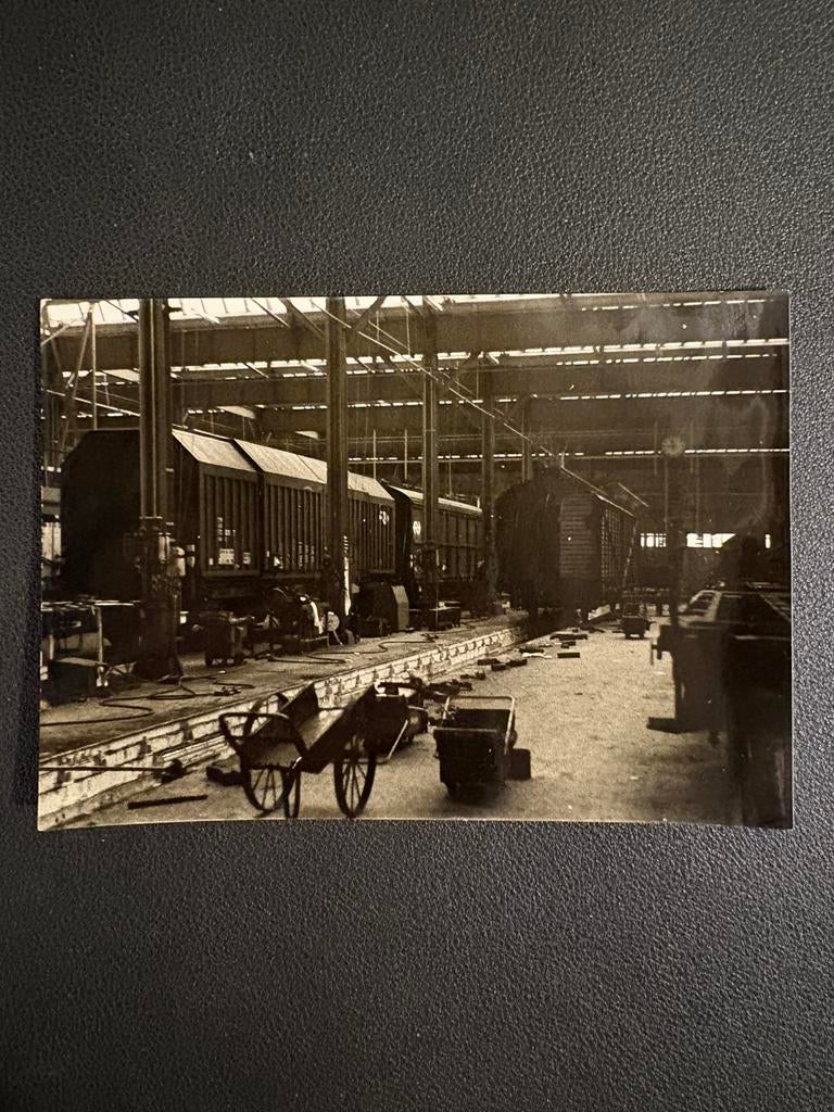 Originele foto interieur werkplaats Amersfoort (1974), Verzamelen, Spoorwegen en Tramwegen, Gebruikt, Trein, Ophalen of Verzenden