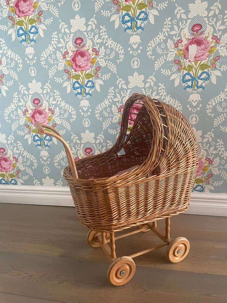 Vintage rieten poppenwagen met nieuwe handgemaakte bekleding, Ophalen, Zo goed als nieuw, Babypop