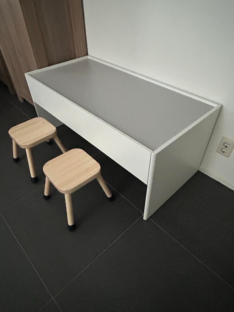 IKEA Dundra speeltafel met opbergruimte en 2 krukjes, Ophalen, Zo goed als nieuw