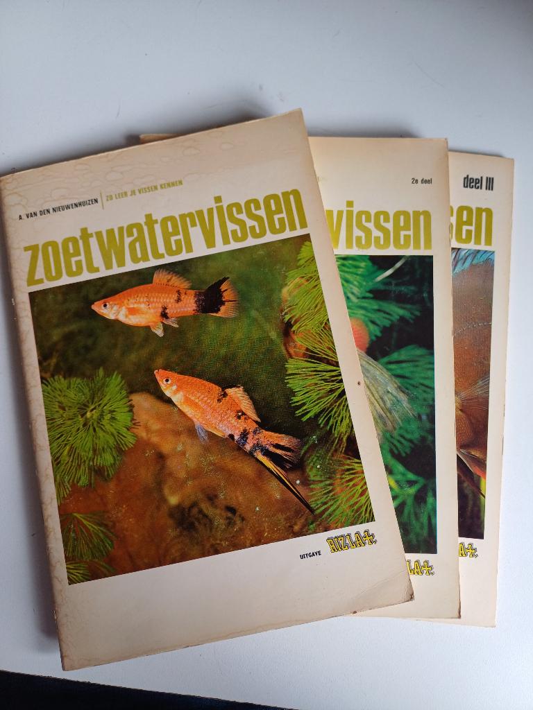 Boekjes Zoetwatervissen (Uitgave Rizzla 1964), Boeken, Ophalen of Verzenden, Gelezen, A. van den Nieuwenhuizen, Plaatjesalbum