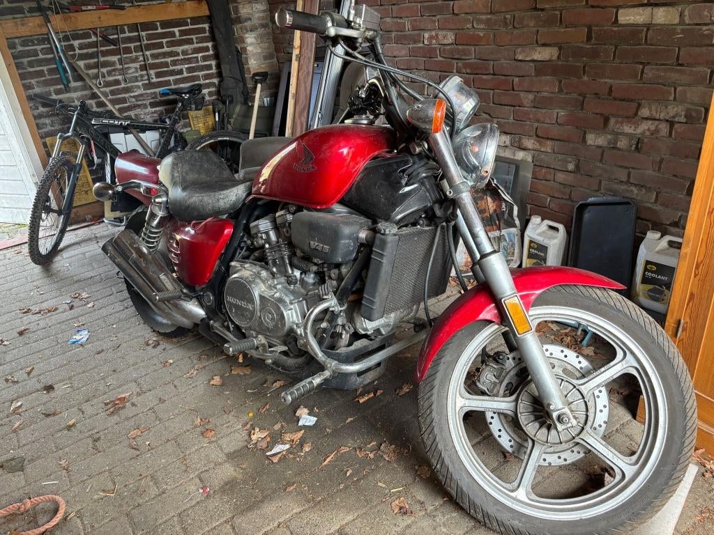 Honda supermagna, Motoren, 700 cc, Cardan-aandrijving, 4 cilinders, Chopper