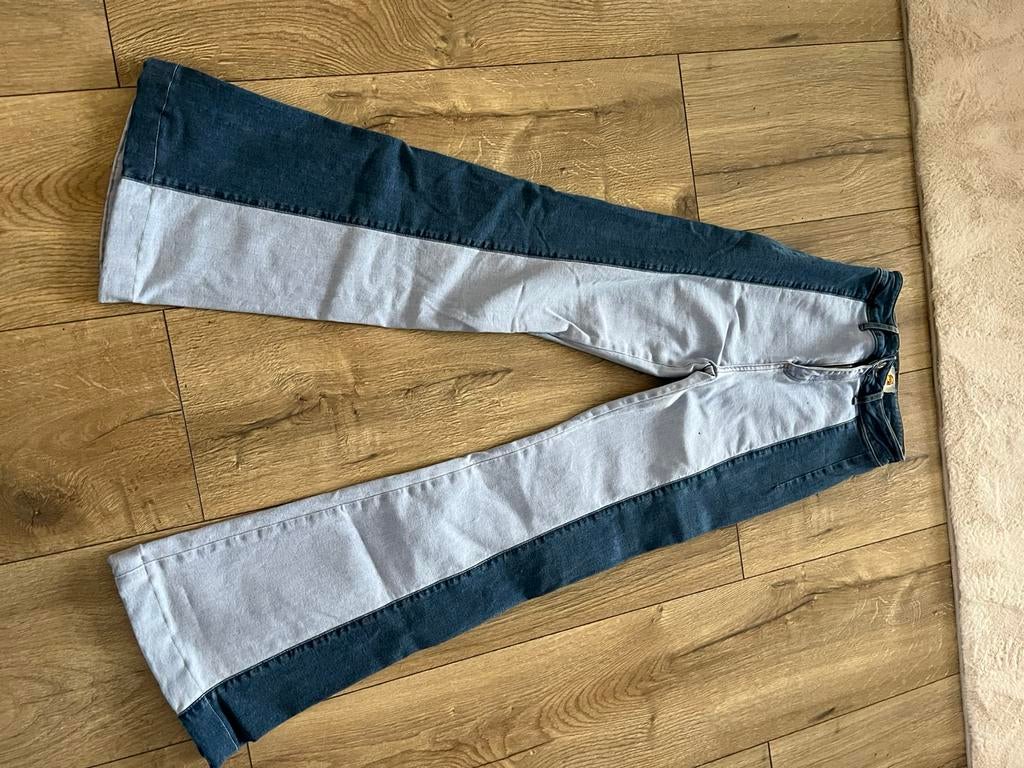 Aparte 2 kleurige jeans mt s valt klein zgan, Kleding | Dames, Ophalen of Verzenden, Zo goed als nieuw, Blauw, W30 - W32 (confectie 38/40)