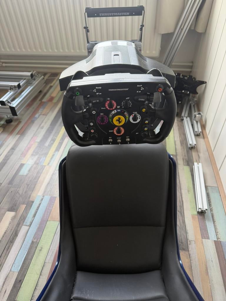 Mooie redbull playseat met thrustmaster stuur en pendalen, Spelcomputers en Games, Spelcomputers | Sony PlayStation Consoles | Accessoires