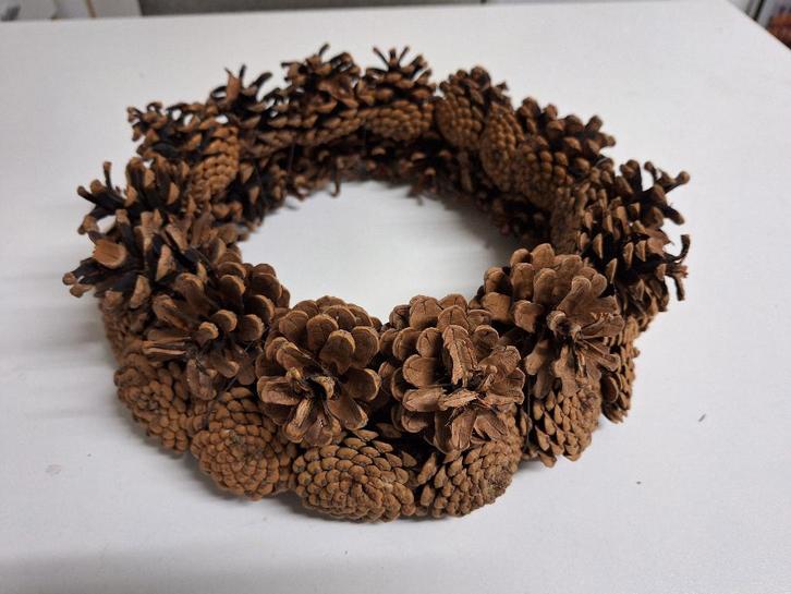decoratie Krans Dennenappels 29 cm., Huis en Inrichting, Woonaccessoires | Kransen, Zo goed als nieuw, Ophalen of Verzenden