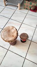 Twee djembe trommels, Ophalen