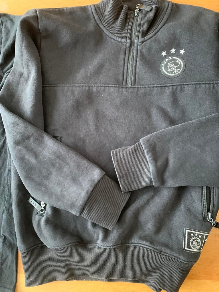 Origineel 3 delig Ajax joggingpak zwart maat 152, Sport en Fitness, Voetbal, Maat XS of kleiner, Ophalen of Verzenden, Zo goed als nieuw