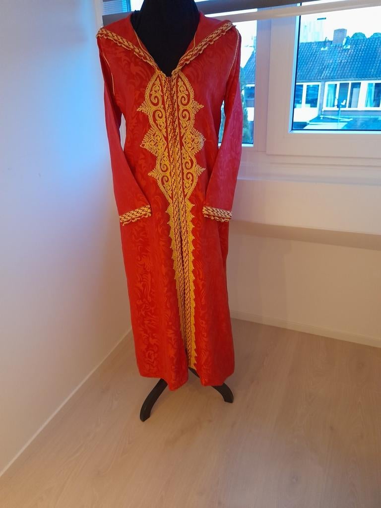 Rode Marokkaanse jurk: Jelaba - Satijn Brokaat ( kaftan), Maat 38/40 (M), Overige typen, Ophalen of Verzenden, Zo goed als nieuw