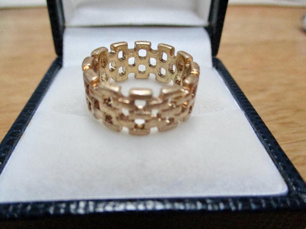 Goudkleur band ring 16.5 mm. met open vakjes, Sieraden, Tassen en Uiterlijk, Ringen, Overige materialen, Verzenden, Dame of Heer