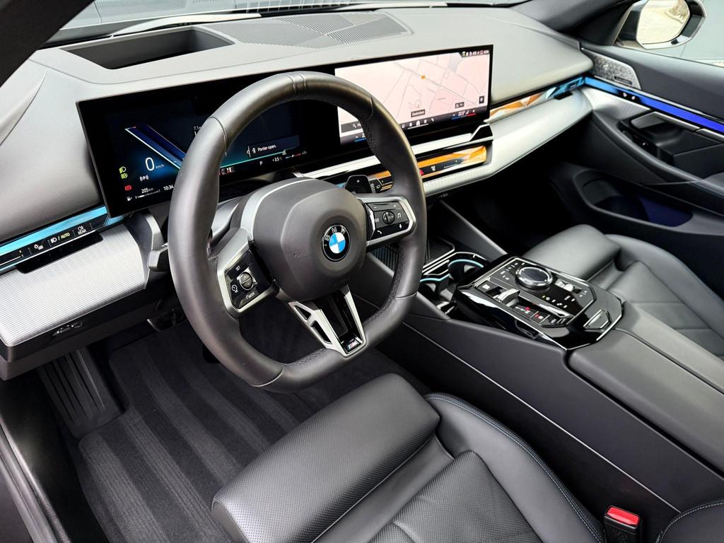 BMW 5-serie Touring 520i Pano / B&W / tr.hk / 21 inch / HUD, Auto's, Automaat, 1998 cc, Gebruikt, 4 cilinders