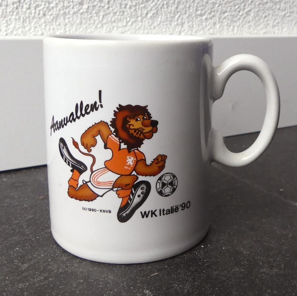 WK Italia '90 beker Aanvallen WK voetbal Italië 1990 KNVB, Ophalen of Verzenden, Zo goed als nieuw, Buitenlandse clubs, Overige typen